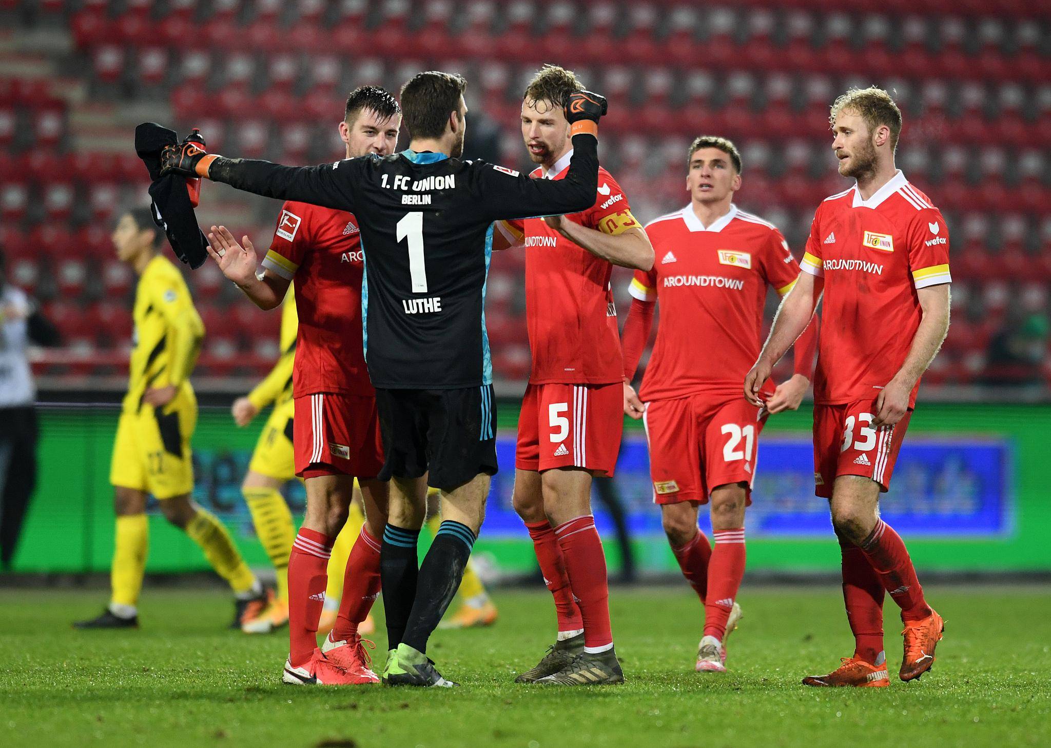 奥格斯堡战胜对手，球队脱离保级危机