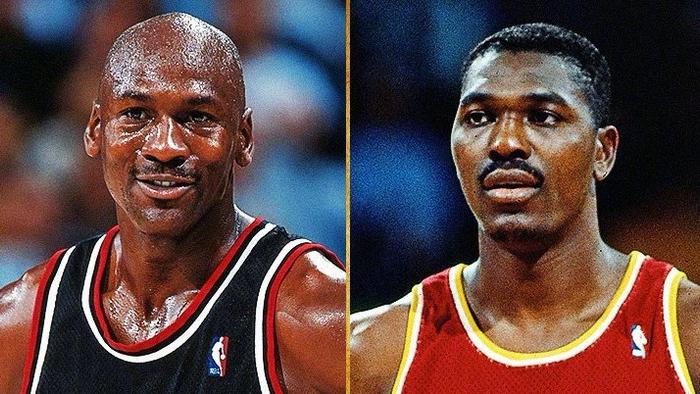 场上对决：巨人中锋对决灵巧前锋