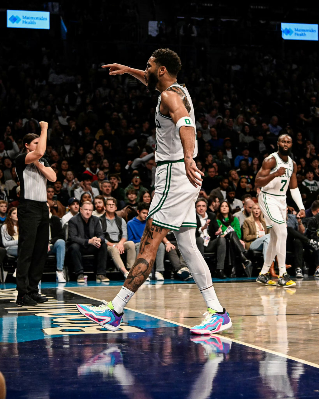 关于鹈鹕爆冷凯尔特人，米切尔高光表现的信息